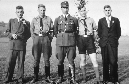Fünf junge Männer aus Röddenau, teilweise in Uniform, um 1938