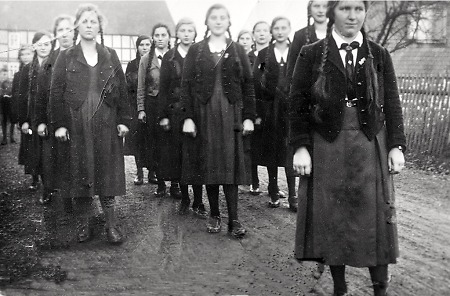 Junge Frauen des Bundes Deutscher Mädel (BDM) aus Röddenau, um 1938