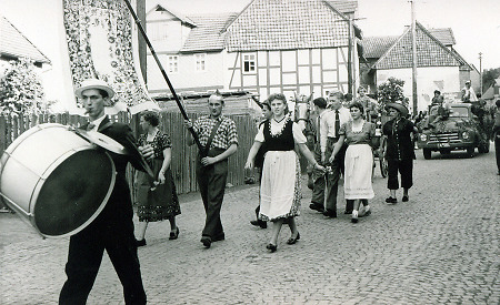 Festzug in Quentel bei Hessisch Lichtenau, 1955