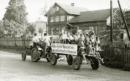 Vollbesetzter Festwagen zur Kirmes in Quentel mit Transparent, um 1950