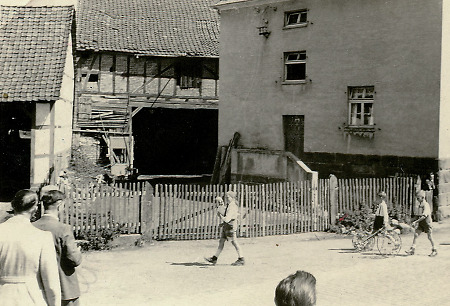 Umzug bei einem Kinderfest in Walburg, Anfang der 1950er Jahre