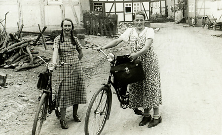 Zwei junge Frauen aus Walburg auf dem Weg zur Arbeit, Anfang der 1950er Jahre