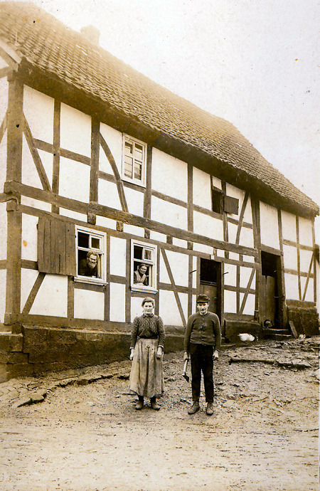 Familie in Walburg mit ihrem Haus in Walburg, 1910