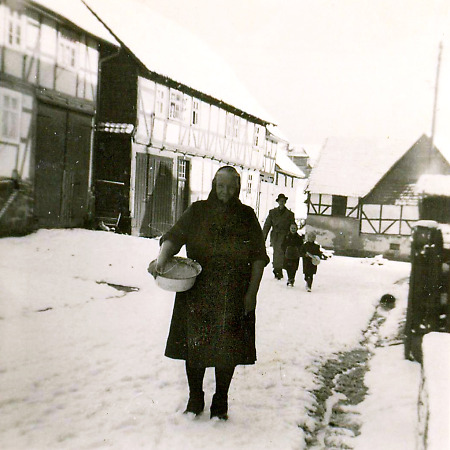 Dorfstraße in Walburg bei Hessisch Lichtenau im Winter, Anfang der 1950er Jahre