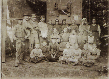 Dreschmannschaft in der Fastmühle bei Walburg, 1916