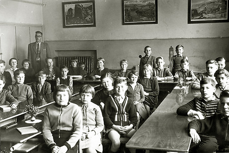 Schulklasse und ihr Lehrer in Walburg in ihrem Klassenraum, Anfang 1950er Jahre