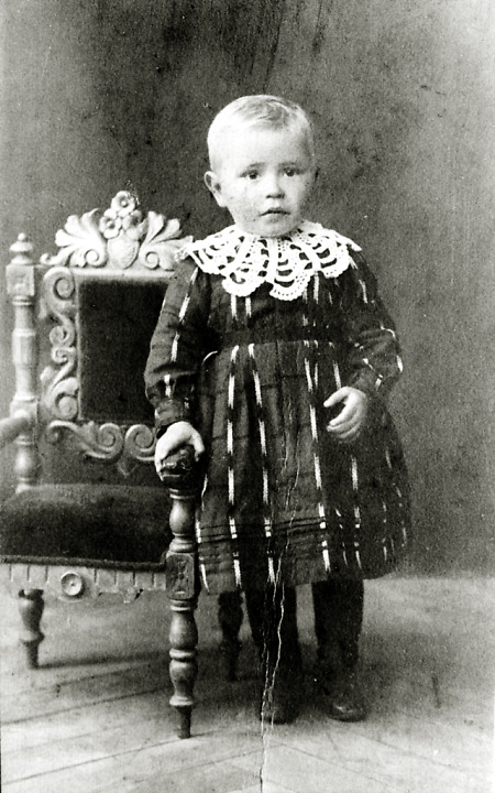 Junge aus Burkhardsfelden im „Kleidchen“, um 1910