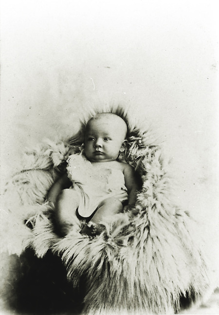 Säugling aus Reiskirchen auf einem „Bärenfell“, um 1910
