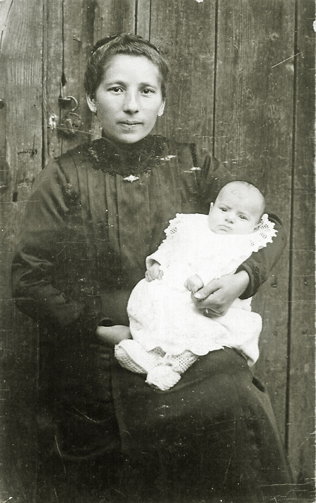 Mutter aus Saasen mit Säugling, um 1910