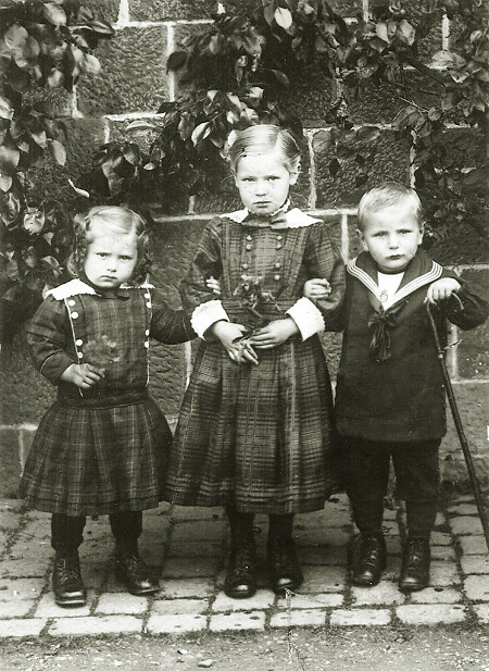 Drei Kinder aus Saasen in Sonntagskleidung, um 1910