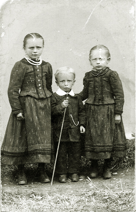 Drei Kinder aus Hattenrod in Sonntagskleidung, 1898