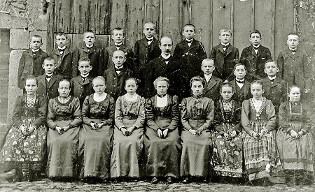 Konfirmanden aus Bersrod in Winnerod, um 1915
