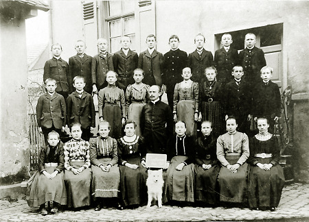 Konfirmanden aus Hattenrod mit dem Pfarrer, 1912