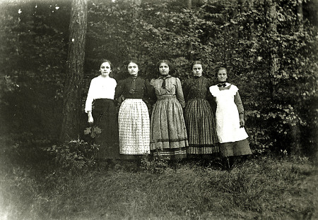 Mädchengruppe am Waldrand in Reiskirchen, 1918