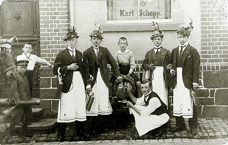 Kirmesburschen in Saasen vor dem Gasthaus Schepp, 1919