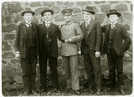 Fünf junge Männer aus Lindenstruth, darunter einer in Uniform, um 1915