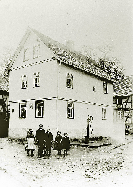 Kinder vor einem Haus in der Falltorgasse in Bersrod, 1911