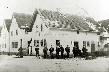 Männer vor der Gastwirtschaft Seipp in Hattenrod, um 1900