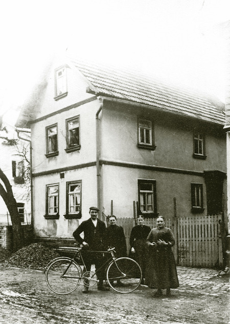 Personen vor einem Haus in Hattenrod, 1911