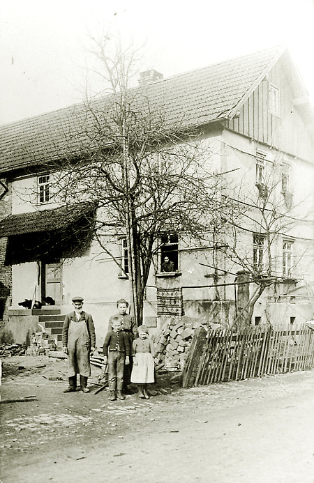 Familie vor ihrem Haus in Saasen, 1910