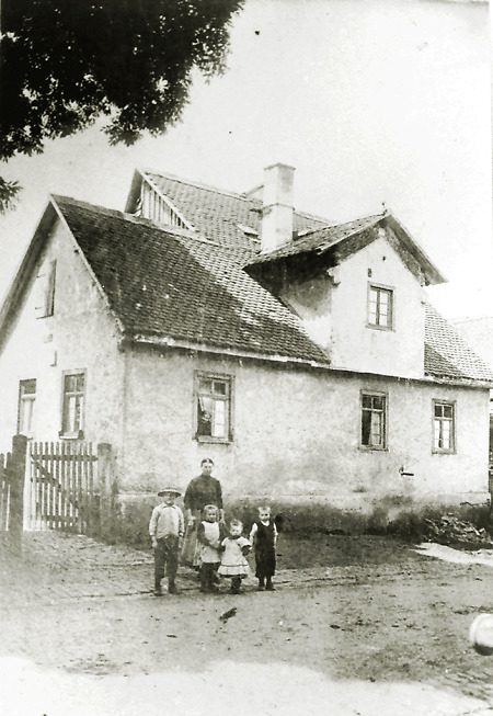 Frau mit vier Kindern vor einem Haus in der Harbacher Straße in Ettingshausen, 1911