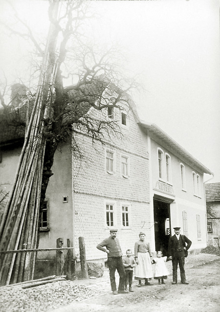 Familie vor dem Gasthaus in Hattenrod, 1910