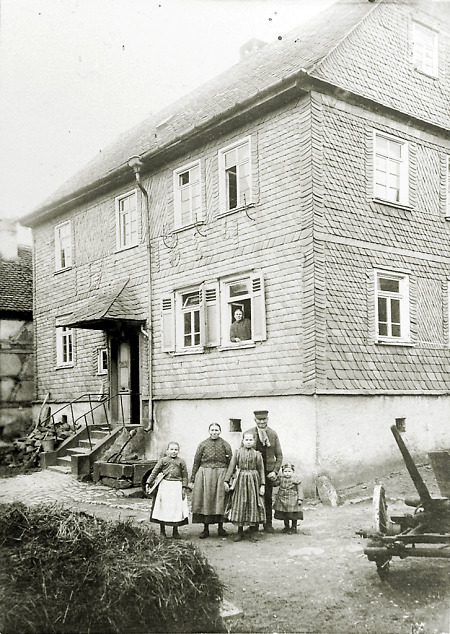 Familie vor ihrem Haus am Aulenberg in Hattenrod, 1914