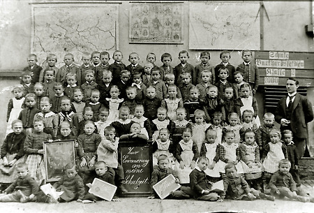 Schulbild der 2. Klasse mit ihrem Lehrer in Burkhardsfelden, 1900