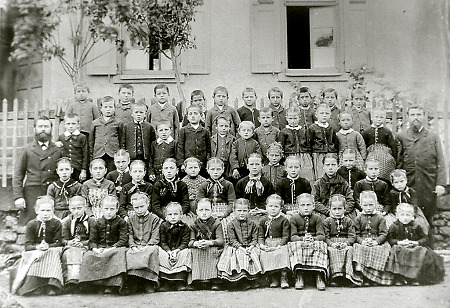 Schulbild des Jahrgangs 1880-1884 vor der Alten Schule in Reiskirchen, 1890