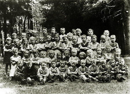 Schulkinder bei einem Ausflug in den Wald zur „Heimatkunde“ in Burkhardsfelden, um 1900