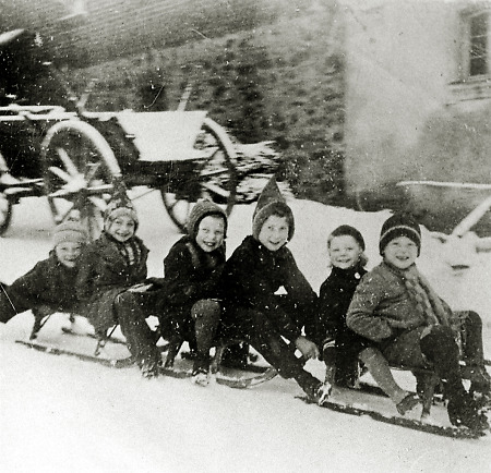 Kinder beim Schlittenfahren in Burkhardsfelden, um 1910