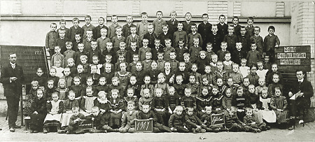 Schulbild von Geschwisterkindern in Burkhardsfelden, 1907