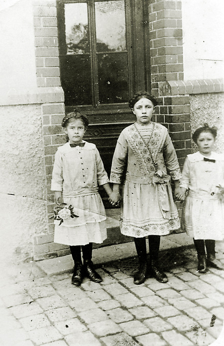 Drei Schwestern aus Reiskirchen im Sonntagskleid, 1916