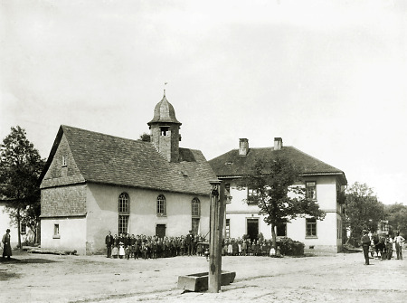 Lehrer und Schulklassen vor der Kirche und Schule in Bersrod, 1899
