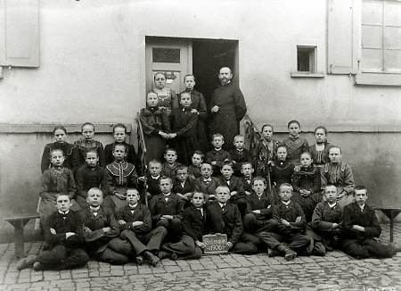 Der Pfarrer mit den Konfirmandinnen und Konfrimanden in Hattenrod; 1906, undatiert