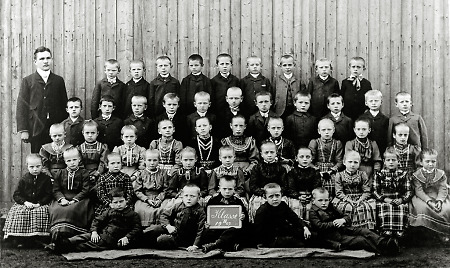 Schulbild der zweiten Klasse in Saasen, 1907