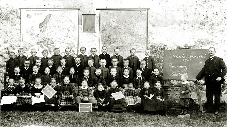 Schulbild der zweiten Klasse in Saasen, 1900