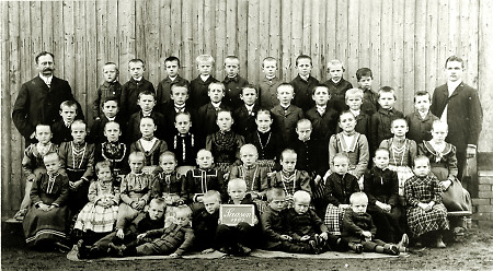 Schulklasse aus Saasen mit ihren Lehrern, 1907