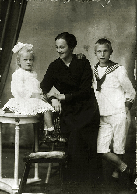 Mutter mit Sohn und Tochter, um 1910