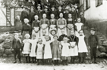 Schülerinnen und Schüler in Lindenstruth, um 1910