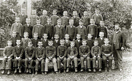 Schulbild von Jungen des Jahrgangs 1892 in Reiskirchen, um 1902