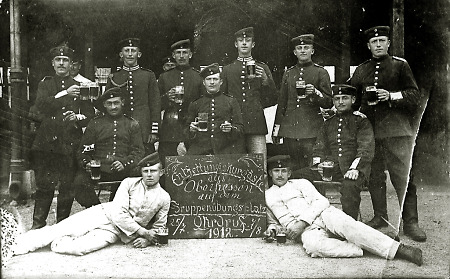 Gruppenbild auf dem Übungsplatz, 1912