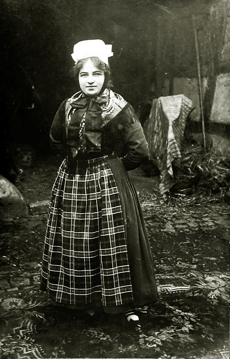 Junge Frau aus Reiskirchen in Tracht, 1914