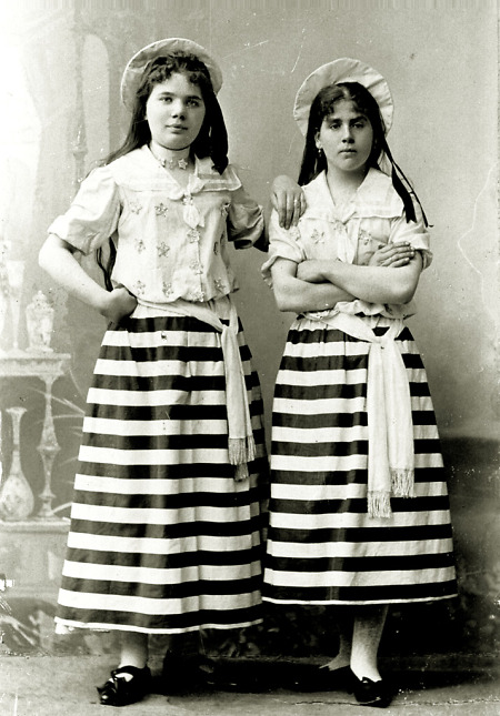 Zwei Mädchen aus Reiskirchen, um 1910
