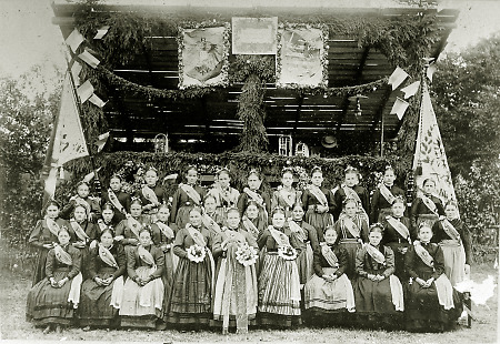 Die Frauen des Kriegervereins Burkhardsfelden bei der Fahnenweihne, 1901