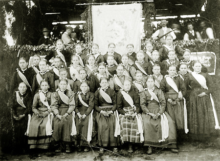 Festdamen bei der Fahnenweihe des Gesangvereins Sängerkranz Bersrod, 1899