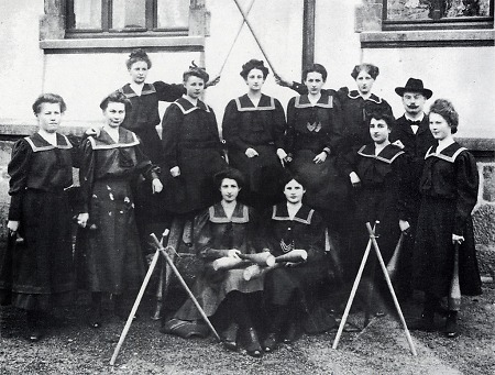 Turnernerinnen des Herborner Turnvereins mit dem Turnwart, 1907