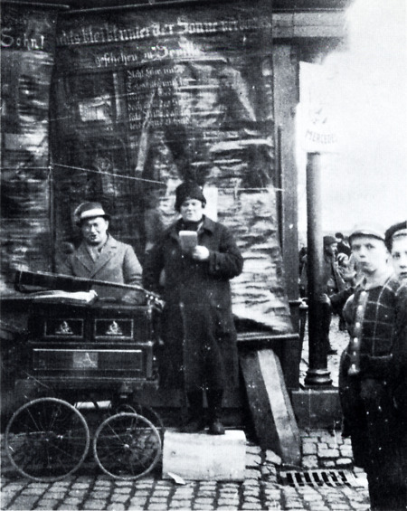 Ein Moritatensänger-Paar auf einem Herborner Krammarkt, um 1900