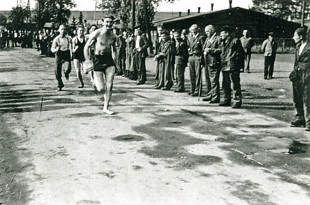 Zwangsarbeiter im Lager (Stadt-)Allendorf beim Sport, 1944