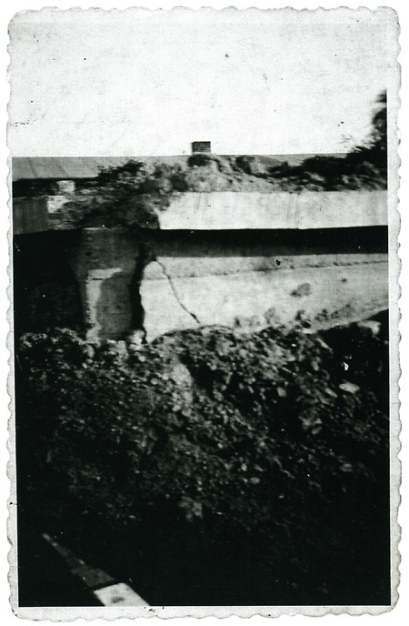 Der beschädigte Bunker im Fieselerlager in Kassel-Waldau, 1943/4